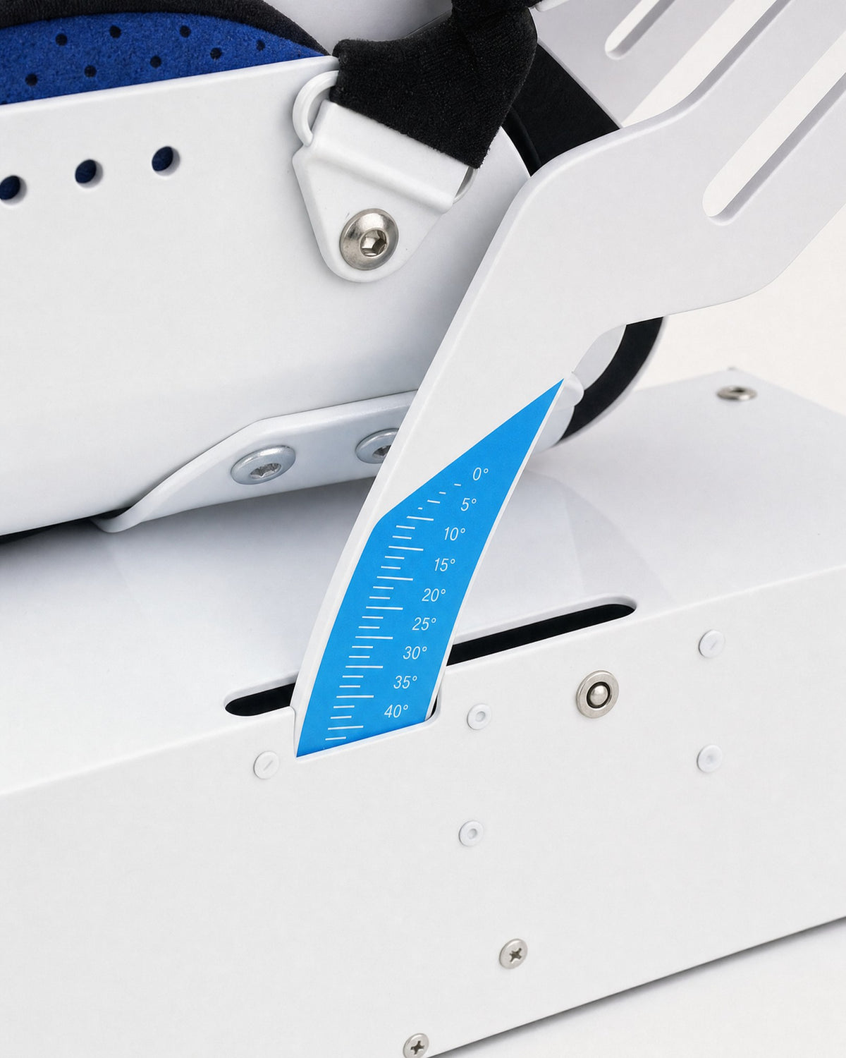 The angle scale at the hinge