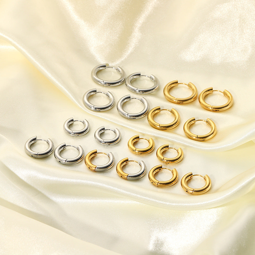 Cercle 18K huggie hoop earrings detail
