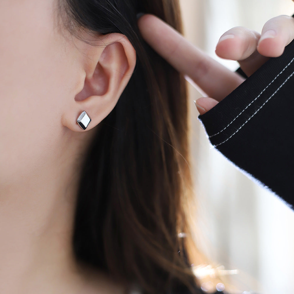 Carre square stud earrings detail
