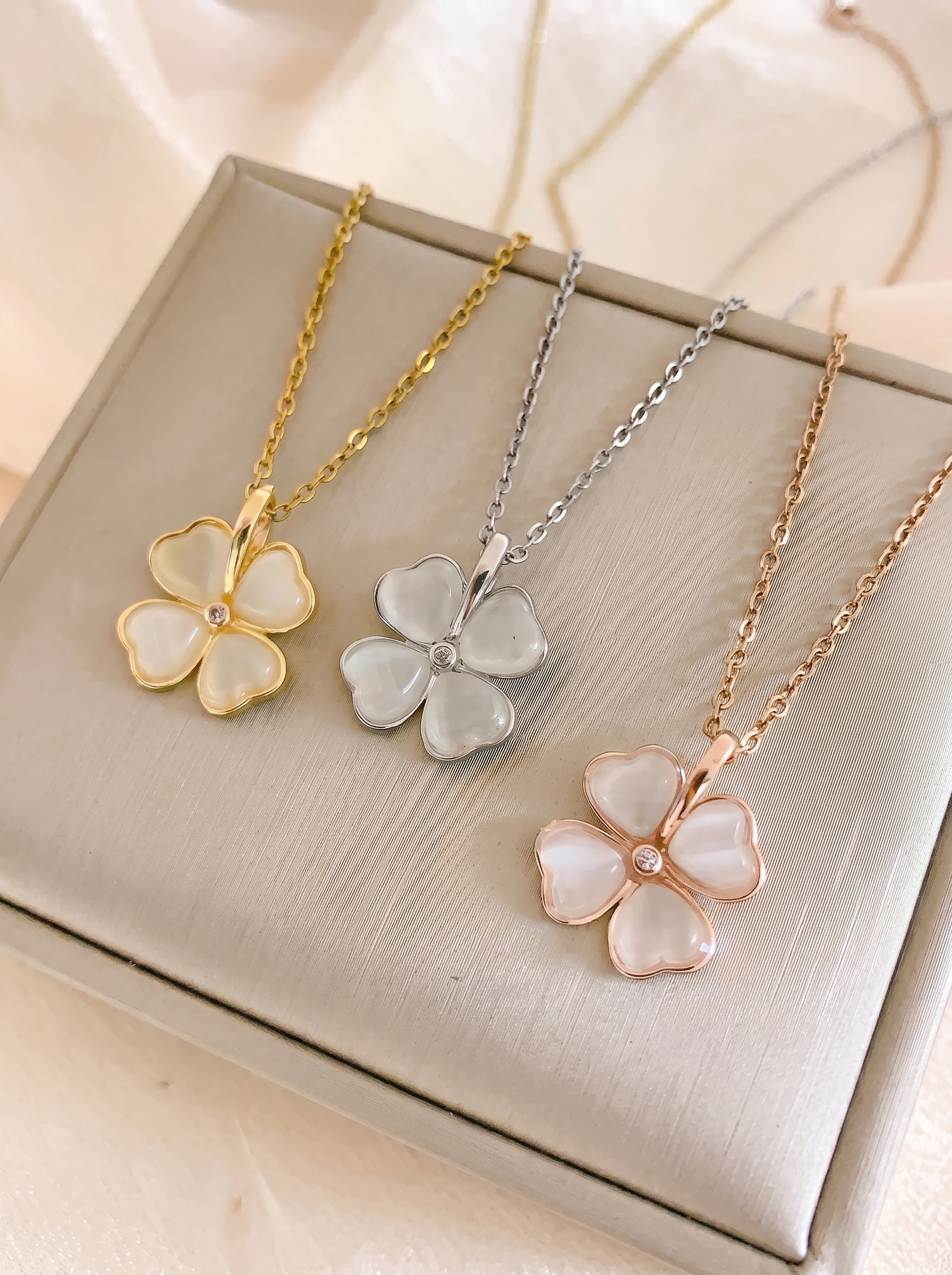 Trèfle — 18K Cat Eye Clover Necklace
