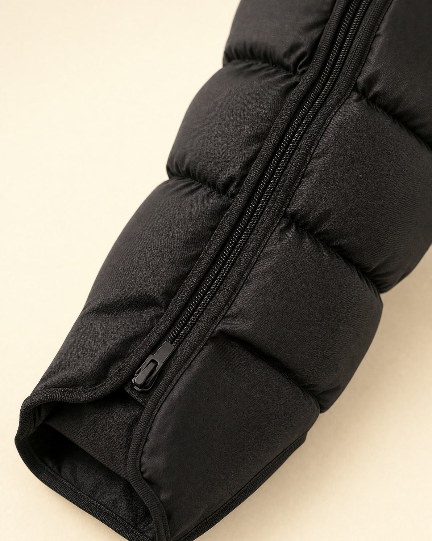 Close-up of the Flow 2 full-length zipper and overlapping air cells